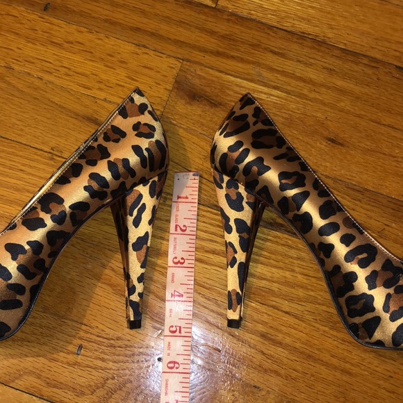 Paris Hilton Satin Leopard Heels Size 8 NWOT - Picture 5 of 5